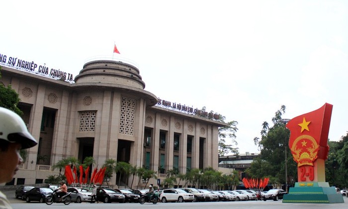 Những bục lớn có biểu tượng cờ đỏ sao vàng xuất hiện trên nhiều con phố trung tâm Hà Nội